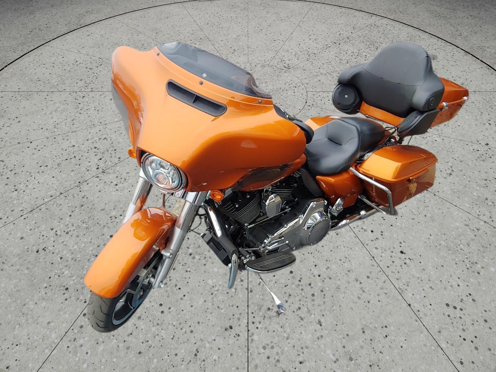 2016 HARLEY-DAVIDSON STREET GLIDE Base in Other — front three-quarter view